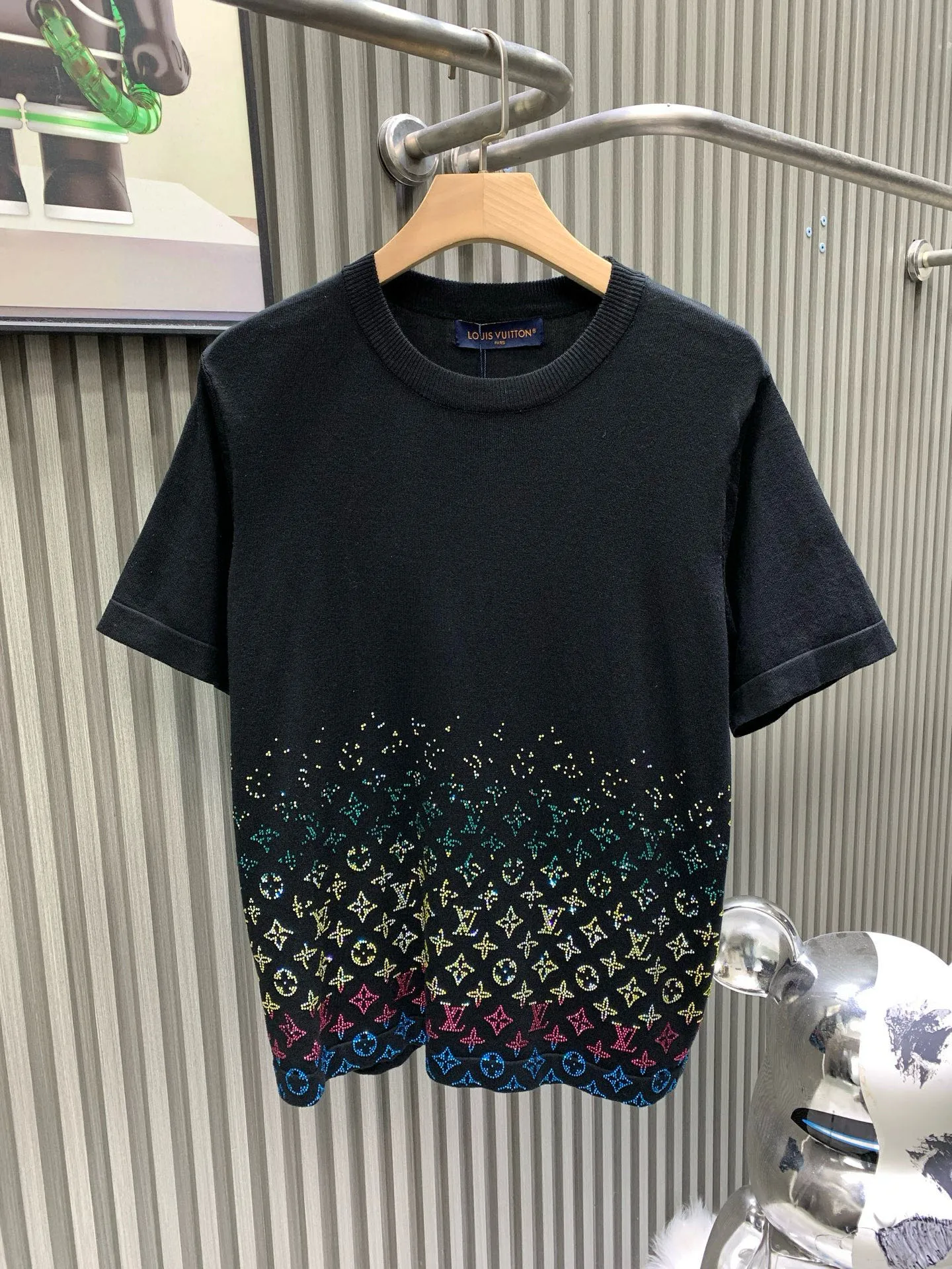 🅿️290 🀄️ Louis Vuitton Louis Vuitton 2025 new style hot diamond knitted short sleeves ⚠️Original purchase ¥18,650 Fine needle cotton knitting Standard version #Imported fine yarn wool fabric piece 14s fine needle siro spinning technology is used to make the fabric piece. Fine yarn is used as the material. The imported material used is woven on a jacquard loom imported from Germany. This technology makes the yarn more uniform and smooth. Thereby increasing the comfort and durability of the fabric. Due to the use of high-quality yarn and advanced spinning technology, the texture of this sweater is very delicate and soft to the touch. It is made of linen embroidery thread combined with encrypted processing. The embroidery body has a subtle matte visual texture and the effect is three-dimensional and full. The smaller the rhinestone, the more sophisticated the requirements. It uses imported materials and is more flexible and glossy than ordinary rhinestones. The stitches are clear and smooth and have a three-dimensional texture effect. Its version design has some unique features such as concise lines. The fitted cut and signature neckline are both comfortable and durable, while also accentuating the wearer's neck. It can show off the wearer's wrist lines and add a sense of sophistication and neatness.